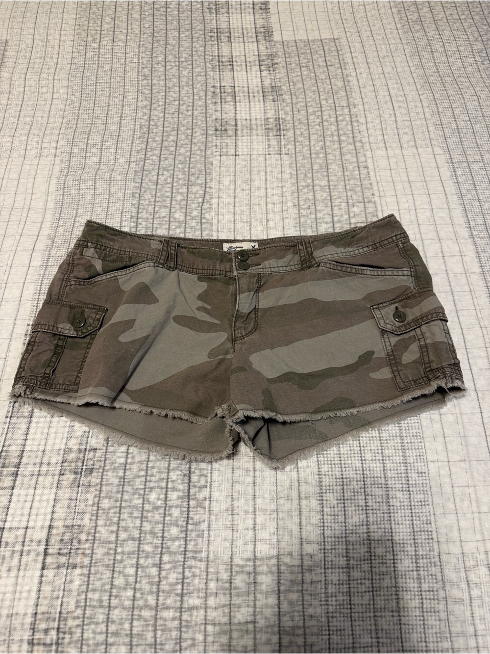 American eagle outfitters size 8 camouflage cargo shorts